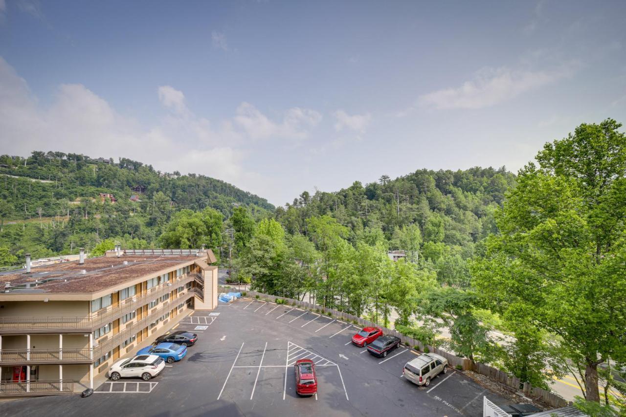 Stylish Gatlinburg Condo With Pool Walk Downtown! Exterior photo